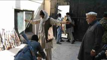 Miembros de los talibanes y el EI entregan las armas en Afganistán