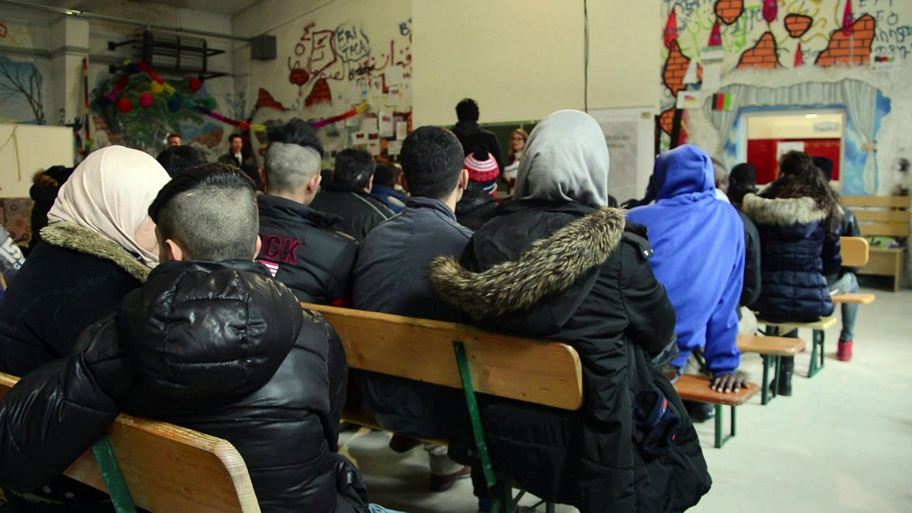 Bayerns Justizminister erklärt Flüchtlingen Deutschland