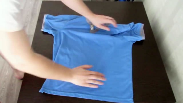Как быстро сложить футболку. (how quickly fold shirt)
