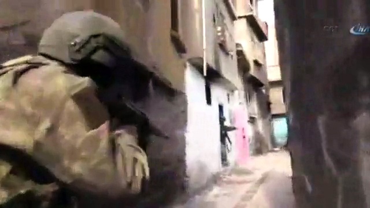 Sur'da Köşeye Sıkışan Teröristlerin Teslim Olma Ânı