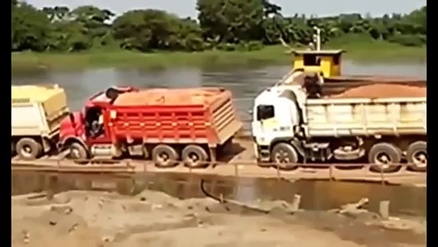 Самая неудачная погрузка грузовиков на баржу