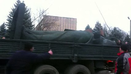 Внимание Украина! Ленина увозят на Камазе 24.02.2014
