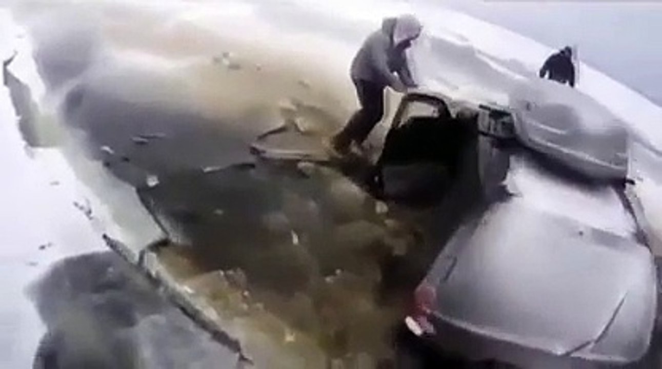 Ils ont fait les fous sur la glace et ont coulé leur 4X4 ! AIE AIE AIE !