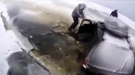 Ils ont fait les fous sur la glace et ont coulé leur 4X4 ! AIE AIE AIE !