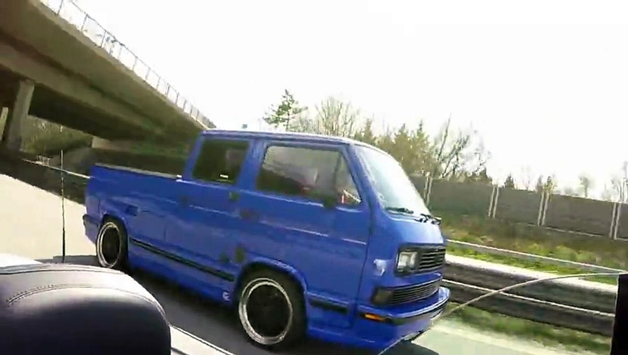 Une M3 se fait griller par un utilitaire VW T3, DINGUE !