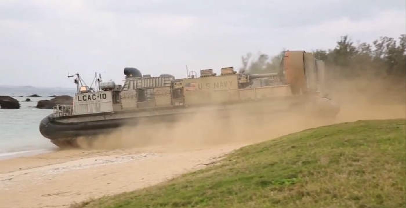 Γιγάντια Hovercraft κατά τη διάρκεια στρατιωτικής άσκησης