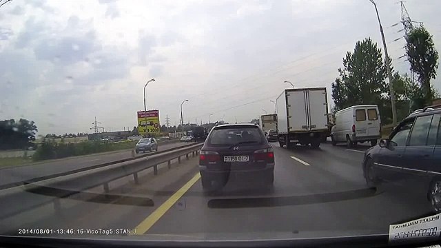 Маз протаранил отбойник на кольцевой (МКАД)