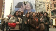 SelfieConTuAbuela en una lona gigante en la Gran Vía