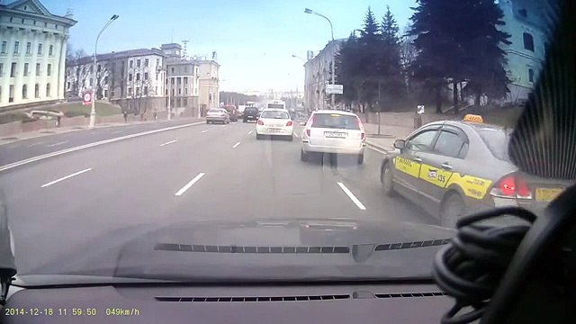 Два водителя учат друг друга на дороге