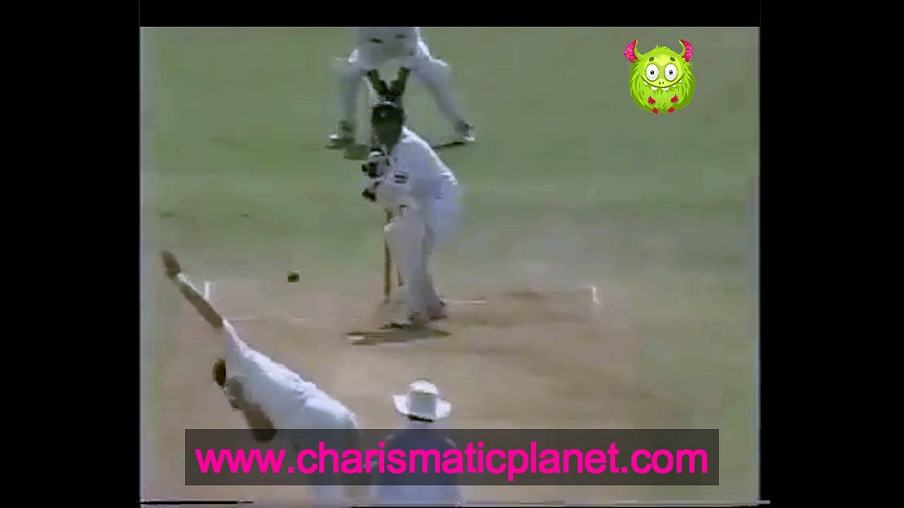 Classics Brian McMillan Out Sachin Tendulkar on a Dusty Wicket