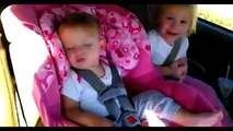 Реакция малыша на его любимую песню