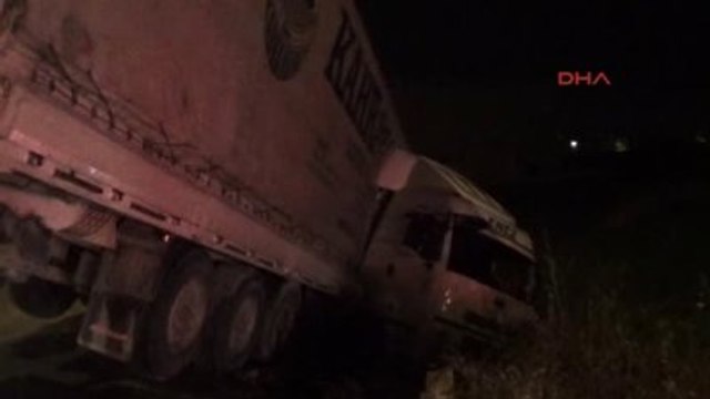 Bursa-Tır Tarlaya Uçtu, Bursa-Ankara Yolu Ulaşıma Kapandı