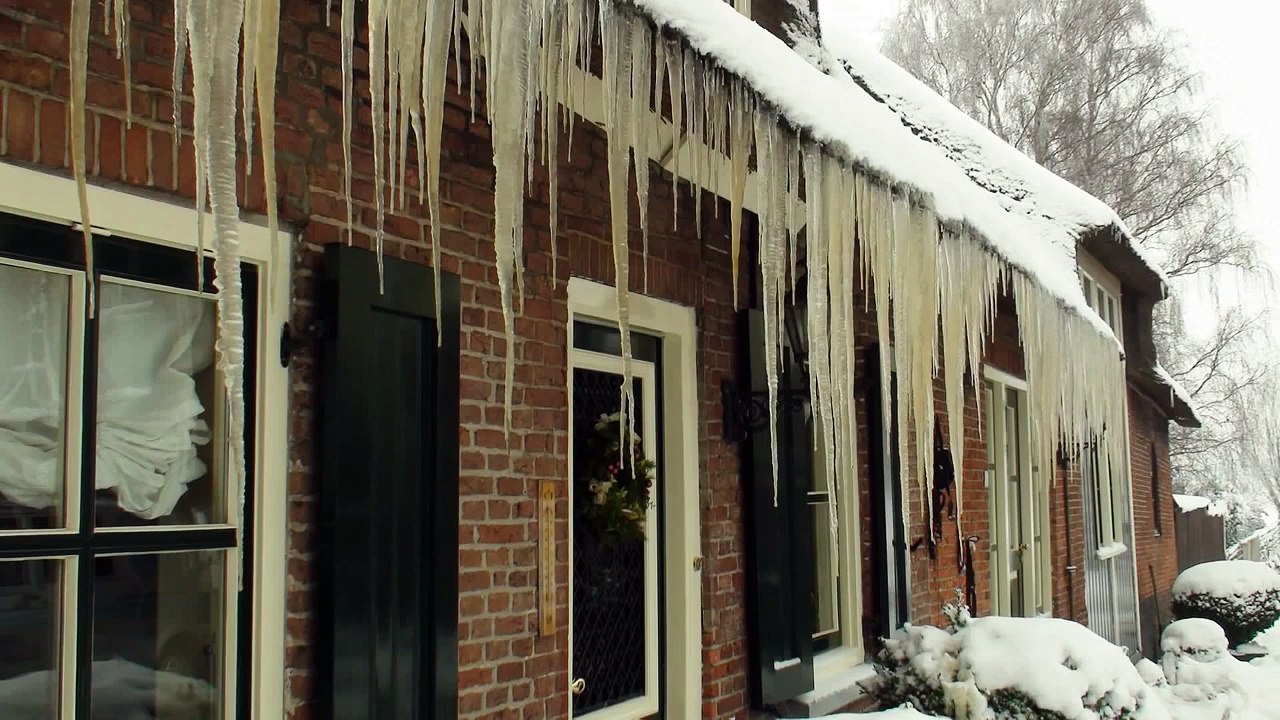 IJspegels aan het dak van een boerderij in Goudriaan.