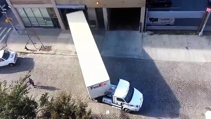 mira la forma más sorprendente de estacionar un camión