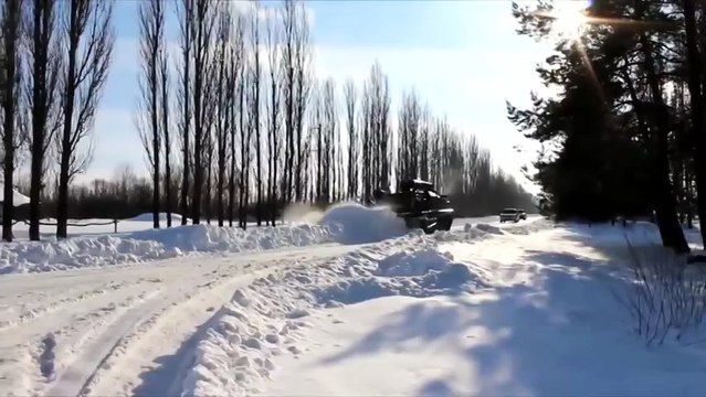 Путепрокладчик БАТ-2 борется со снежными завалами