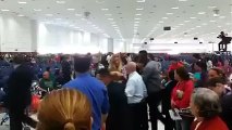 Pastor Valdemiro Santiago briga com fiéis dentro da Igreja