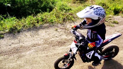 2,5 years old Neo first time without training wheels on real motocross track