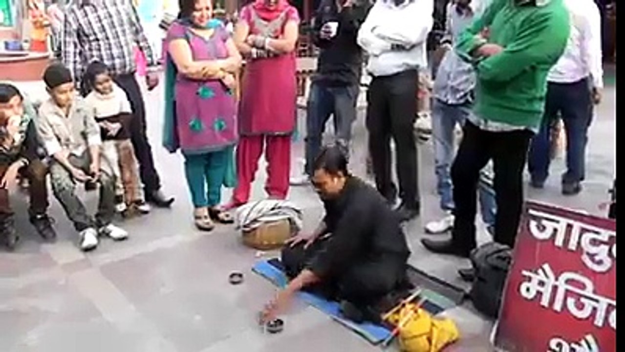 یہ بندہ خود کو جادوگر کہتا ہے