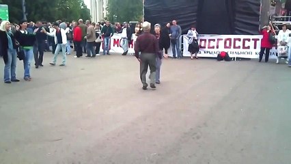 Бесподобно. 100 раз можно смотреть! А Вам, слабо