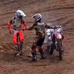 Lelaki Sejati Akan Menolong Orang Lain Meski Orang Itu Adalah Lawannya