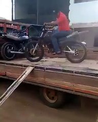 Orang ini Jago Banget Naik Motornya. Yang Nggak Pro Jangan Ikut-ikutan