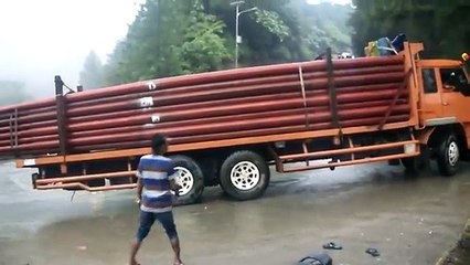 Truk Fuso ini Hampir Saja Terbalik di Tanjakan Tikungan