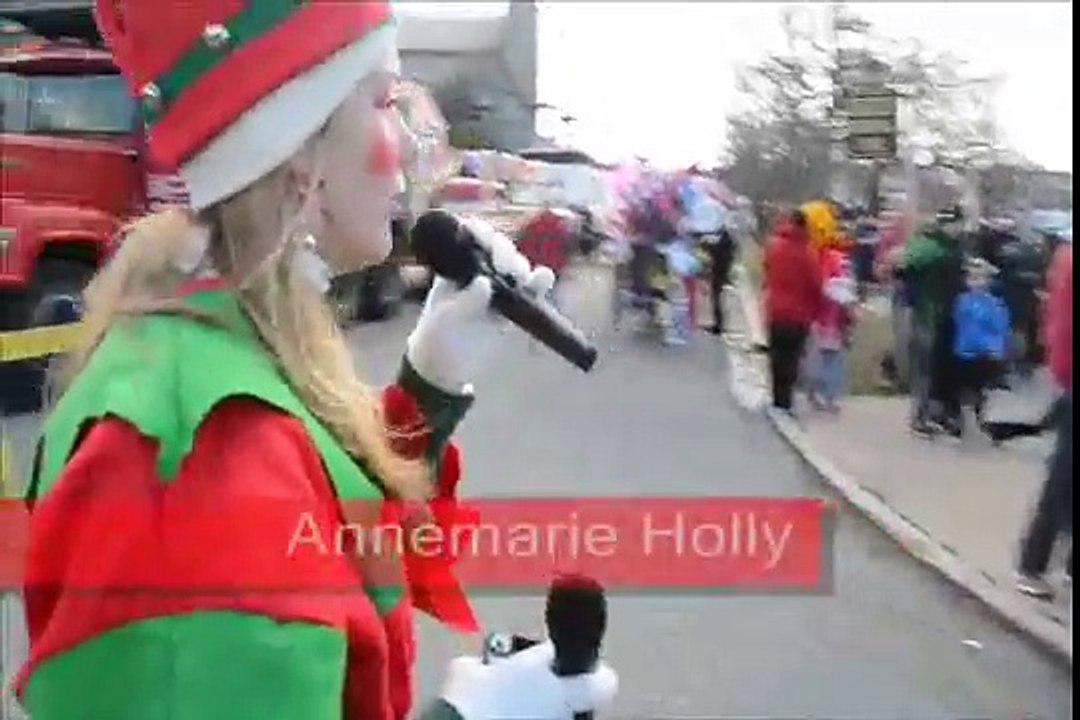 Start of the 2013 Holiday Parade Jingle Run   December 7 2013