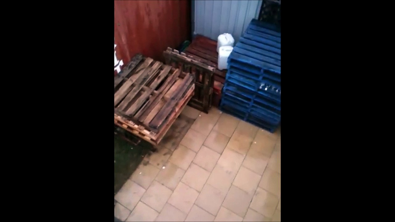 Un ado fait exploser une bouteille de soda qui va voler très très haut!