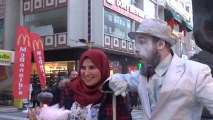 Güldüren 'Heykel Adam': Duruşum Sanat ve Güldürme Amaçlı