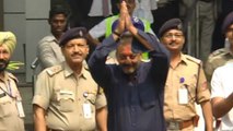 (VIDEO) Sanjay Dutt Walks Out Free From Yerwada Jail - Candid Moments