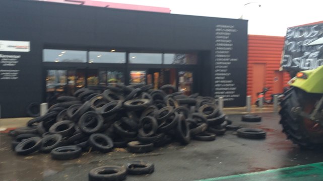 Les agriculteurs à l'Intermarché de Beauregard