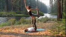 Un couple exécute des tricks de Yoga acrobatique impressionnants