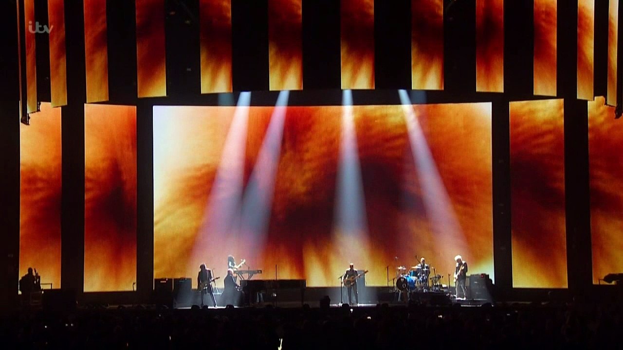 Lorde pays tribute to David Bowie at BRITs 2016