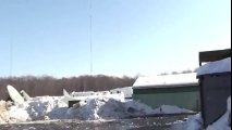 Des morceuax de glaces chutent du haut d'une antenne de télécommunication.... Dangereux!