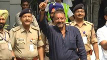 (VIDEO) Sanjay Dutt With Wife Manyata Dutt Waves & Thanks Fans At Mumbai Airport