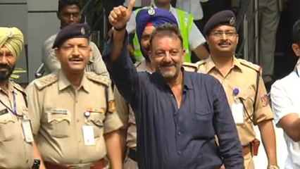 (VIDEO) Sanjay Dutt With Wife Manyata Dutt Waves & Thanks Fans At Mumbai Airport