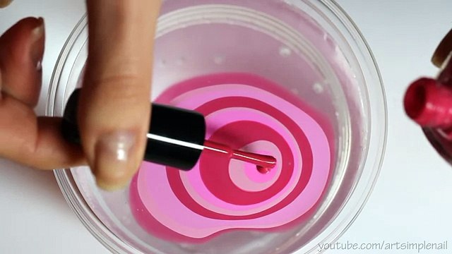 Водный маникюр ко Дню Святого Валентина в полоску с сердцами - Valentine's Hearts Water Marble Nails