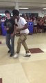 Quand un blanc-bec défie un breakdancer en plein lycée américain!