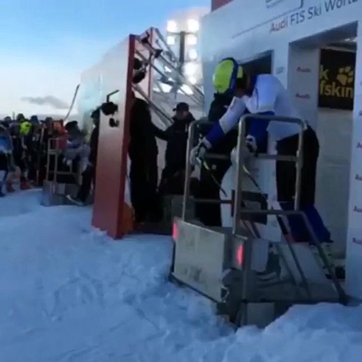 Le skieur André Myhrer rate son départ et se vautre bêtement !