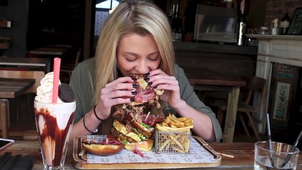 Girl eats a huge 1kg Burger all at once in less than 10 minutes!