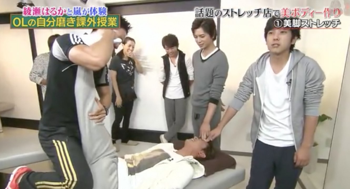 Arashi - Painful Leg Stretching For Ohno (ENG SUB)