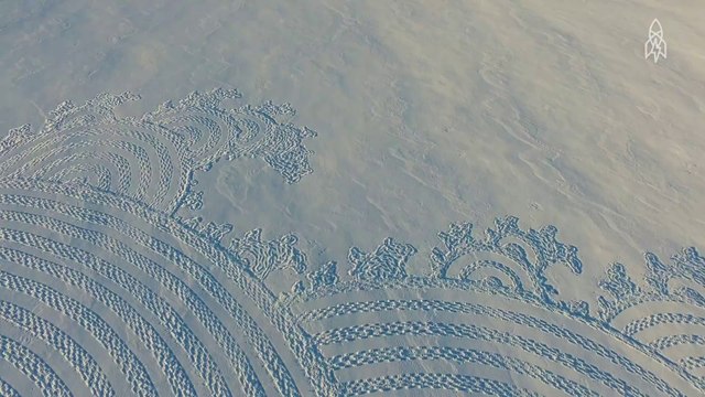 Un artiste sculpte et dessine des fresques géantes dans la neige au sommet des pistes
