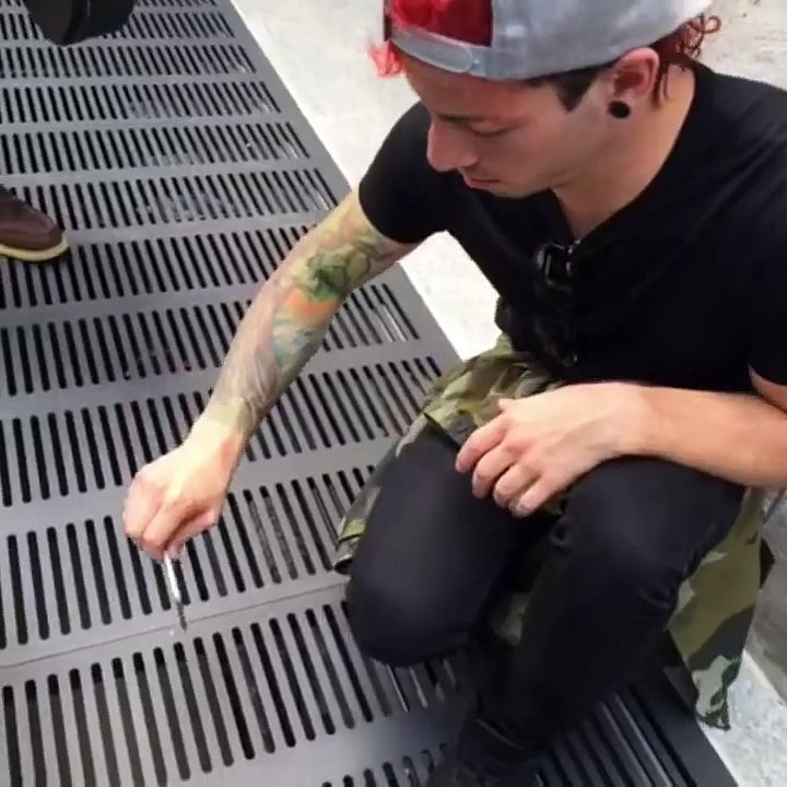 Extreme Phone Pinching