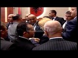 Reprot TV - PD bllokon Kuvendin, Prenga në sallë voton dekretet e ministrave