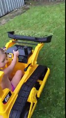 Ce papa a acheté un bulldozer à sa fille pour qu'elle l'aide à tondre la pelouse