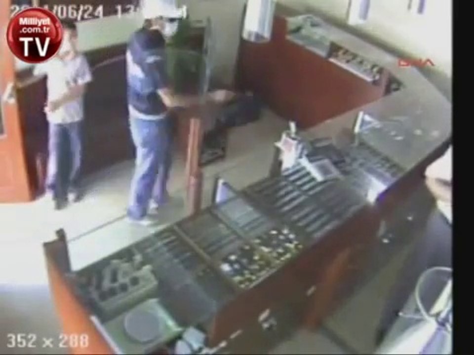 Un gamin de 12 ans aide à arrêter un voleur armé d'un pistolet! Quel courage!