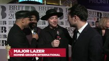 Interview de Major Lazer sur le tapis rouge des BRIT Awards