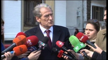 Sot në Parlament , Opozita bllokon foltoren, vezë top letre në drejtim të Ramës