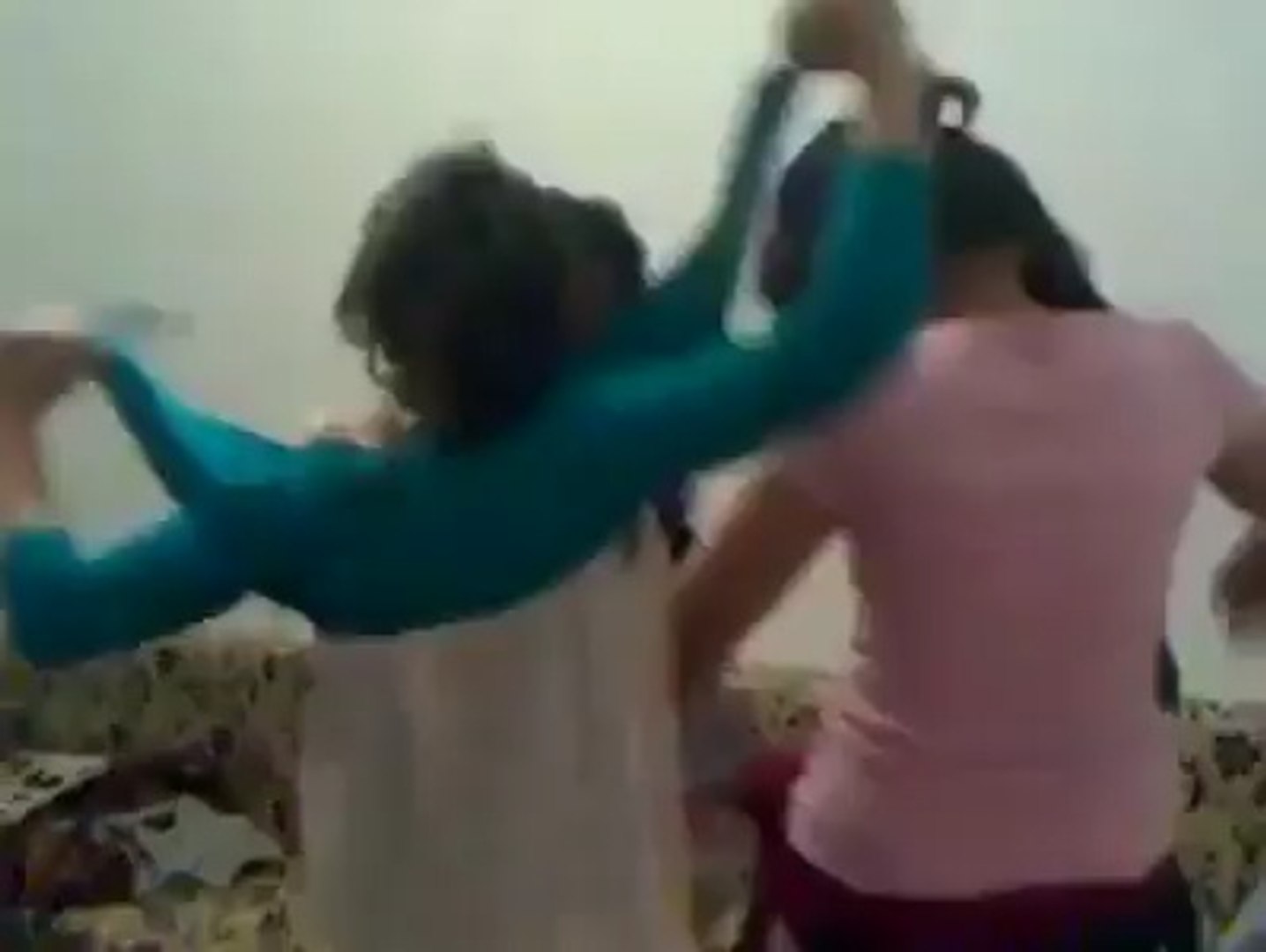 رقص بنات في المنزل - Vidéo Dailymotion