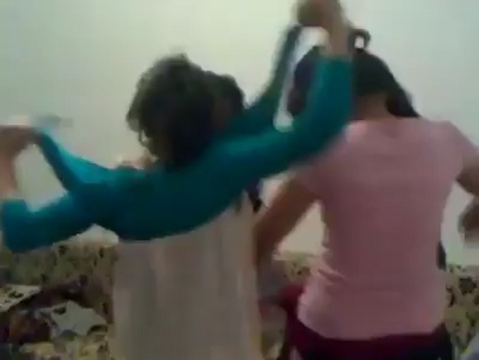 رقص بنات في المنزل